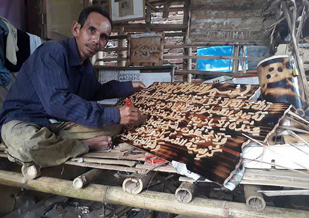 Dari Saung Bambu Bermimpi Bangun Sanggar Kerajinan